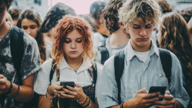 Elvenni a gyerektől a mobilt? EU-s jelentés készült az iskolai telefonhasználat korlátozásairól fókuszban