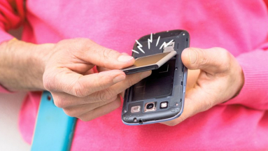 2027-től házilag cserélhető akkut írnak elő a telefonokban, de a gyártók nagy része ezt megúszhatja fókuszban