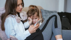 Miért csak a gyerek képernyőidejéről beszélgetünk, amikor az egészséges családi működésről van szó? kép