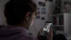 Sok fiatalkorú is láthat önsértő videókat – de a legtöbbször nem azért, mert rájuk keresett kép