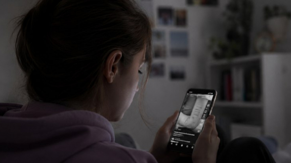 Sok fiatalkorú is láthat önsértő videókat – de a legtöbbször nem azért, mert rájuk keresett kép