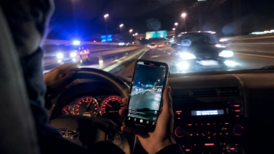 Rendőrök elől menekülnek és a forgalommal szemben hajtanak fiatalok, hogy TikTok tartalom legyen belőle kép