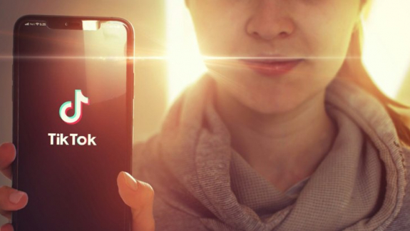 Tudtak róla, mégsem állították meg? Megdöbbentő vallomások a TikTok gyermekvédelmi botrányában kép
