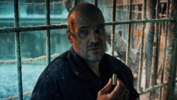 Majdnem Hopper vitte el a hátán a Stranger Things új sorozatát kép