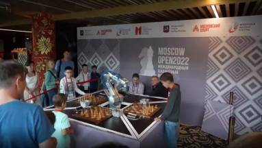 Bizonytalan a fiú ujját eltörő orosz sakkrobot jövője kép