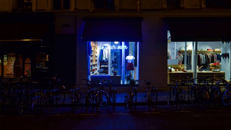 Semmi sem indokolja, hogy egy üzlet éjszaka is így ki legyen világítva (Fotó: Unsplash/Ty Koh)