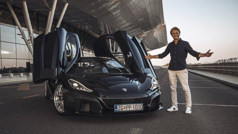Az egykori Forma-1-bajnok ugyancsak elégedett volt a 2,4 millió dolláros autóval (Fotó: rimac-automobili.com)