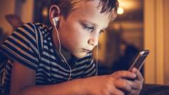 Magyar kutatók szerint nem a telefontól lesz hiperaktív a gyerek, pont fordítva kép
