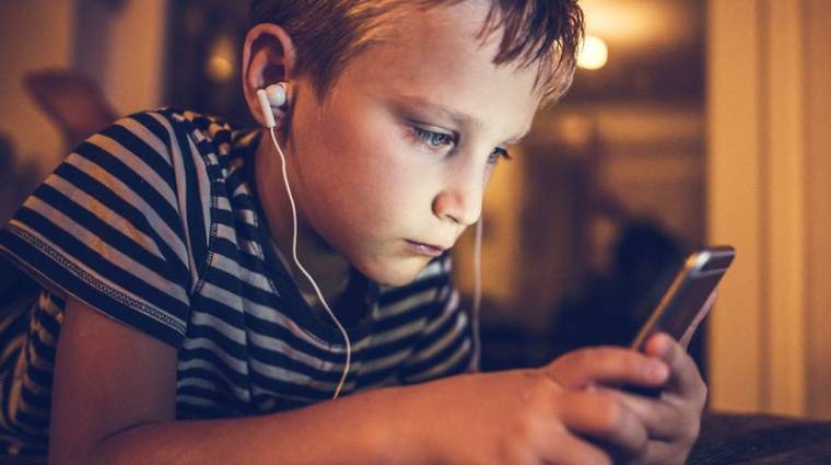 Magyar kutatók szerint nem a telefontól lesz hiperaktív a gyerek, pont fordítva kép