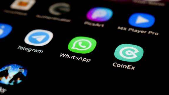 Itt az új őrület - Jönnek a hangos matricák a Whatsappba kép