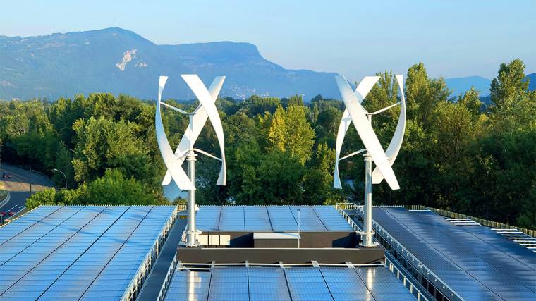 A szuperzöld IntenCity épület helyben termeli a nap-, és a szélenergiát, amit saját energiatárolóba gyűjt (Fotó: se.com)