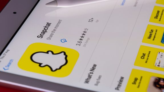 A Snapchat ellen is vizsgálatot indított az EU kép