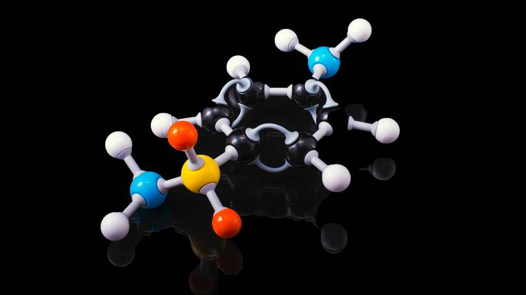 A molekulák tekergetésével veszélyes anyagokból gyógyszerek készülnek (Fotó: Unsplash/Terry Vlisidis)