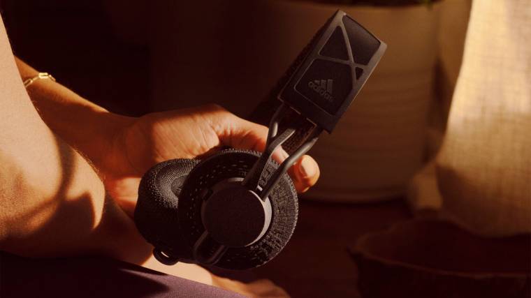 Az Adidas RPT-02 SOL egy feltöltéssel 80 órányi zenelejátszásra képes (Fotó: Adidas)