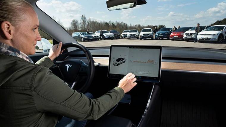 A Tesla kijelzőjét sem lehet az utat figyelve kezelni - ráadásul például az ablaktörlő is innen kapcsolható (Fotó: Glenn Lindberg/Vi Bilägare)