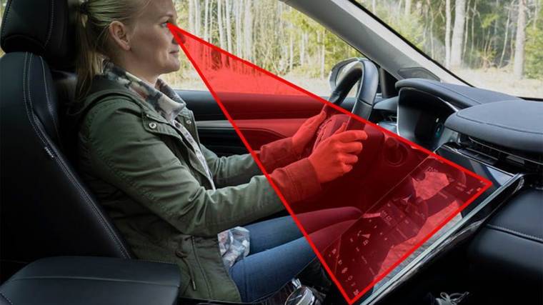 A teszt során megmérték, hány fokos szögben kell lenéznie a sofőrnek az érintőképernyőre (Fotó: Glenn Lindberg/Vi Bilägare)