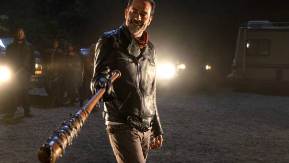Tíz év után is beszólnak Jeffrey Dean Morgannek a The Walking Dead-rajongók Glenn halála miatt kép