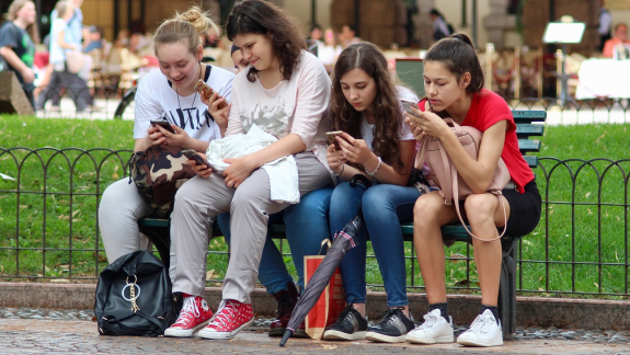 Tudatos tartalomfogyasztásra oktatja a diákokat egy új magyar tananyag kép