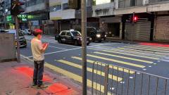 Túl sok a mobilozó gyalogos, Hongkongban már a földre vetítik a piros jelzést kép