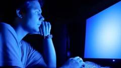 Gyorsíthatja az öregedést a monitorból áradó kék fény kép