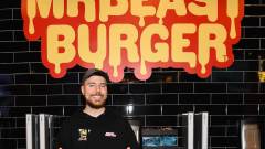 Saját burgerfalodát nyitott az egyik legismertebb youtuber, ezrek álltak sorba előtte kép