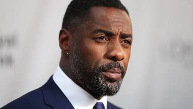 Lovaggá ütötték Idris Elbát kép