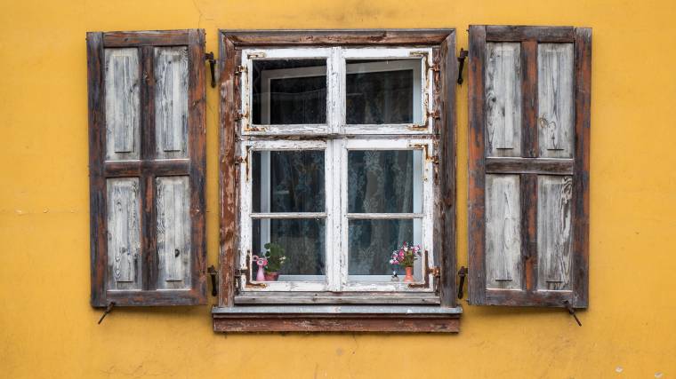 Az energiahaétkonyság ellensége lehet a rosszul szigetelő ablak (Fotó: Unsplash/Olga Bi)