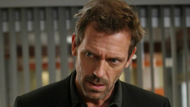 Hugh Laurie egy hírhedt gyerekgyilkossági per bíróját alakítja az HBO új sorozatában fókuszban