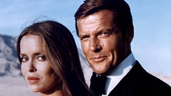 Volt olyan kaszkadőrmutatvány, ami lángba borította a James Bondot alakító Roger Moore-t kép