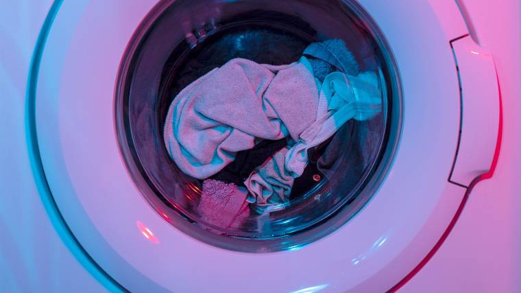 A mosógépet csak akkor indítsuk el, ha teljesen fel tudjuk tölteni! (Fotó: Unsplash/Engin Akyurt)