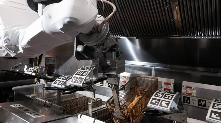 Már több gyorsétteremben is robotok sütik a sült krumplit kép