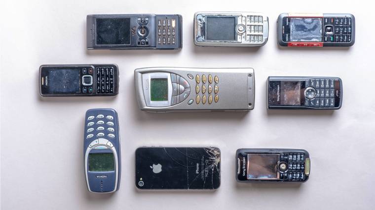 Az otthon kallódó használt telefonokat érdemes becserélni, vagy leadni a hulladékudvarban (Fotó: Unsplash/Rayson Tan)