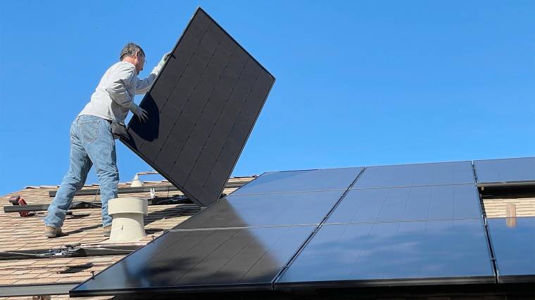 Mostantól az újonnan telepített napelemekkel kizárólag a saját háztartás igényeit lehet fedezni (Fotó: Unsplash/Bill Mead)