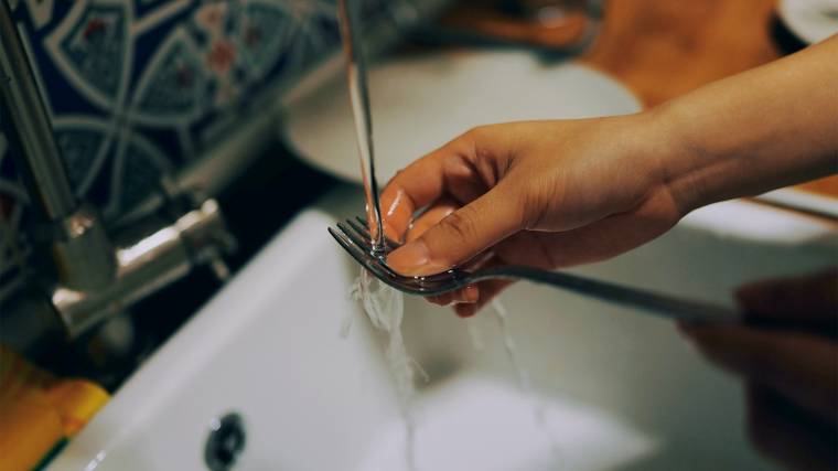 A kézi mosogatás a legkevésbé hatékony és ez terheli a legjobban a környezetet is (Fotó: Unsplash/Catt Liu)