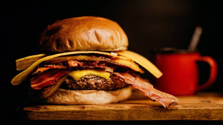 Az emberiség naponta több millió hamburgert fogyaszt el (Fotó: Unsplash/Jonathan Borba)