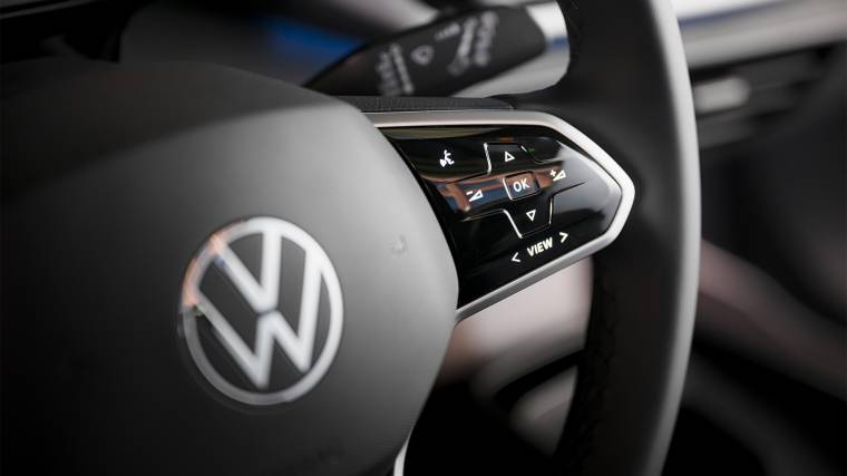 A Volkswagen kapacitív kapcsolószigete a kormányon - ötletnek jó volt, a gyakorlatban viszont használhatatlan (Fotó: Volkswagen)