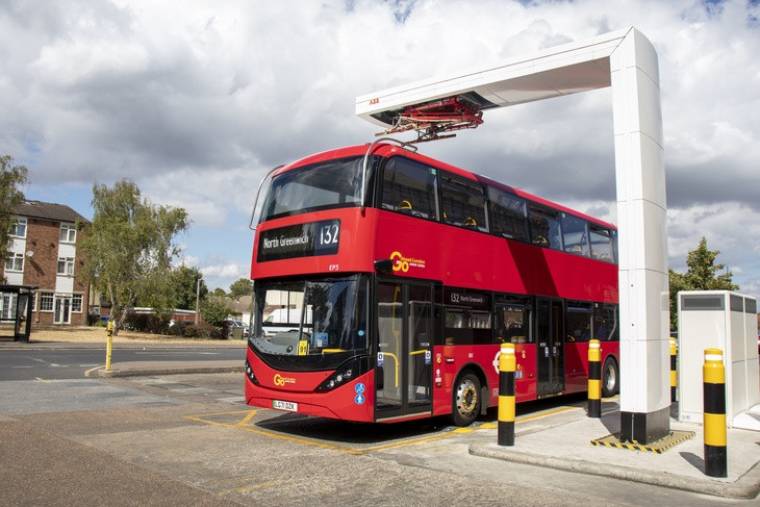 A fordított áramszedőnek nevezett töltőkkel már most is töltik a londoni elektromos buszokat (Fotó: TfL)