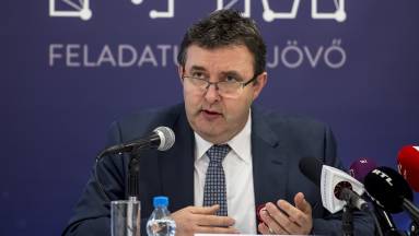 Palkovics László szerint már szeptemberben elindulhat az AI oktatás az általános iskolákban kép