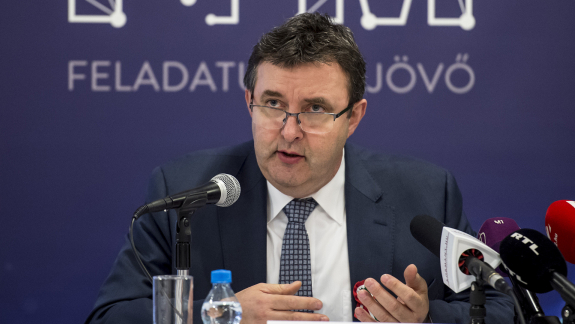 Palkovics László szerint már szeptemberben elindulhat az AI oktatás az általános iskolákban kép