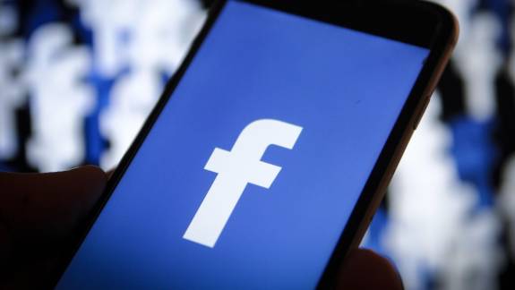 Tömegesen függeszti fel a Facebook-csoportokat a Meta kép