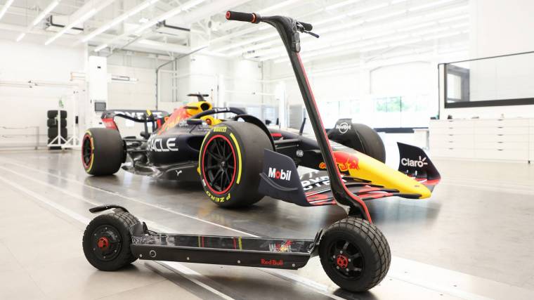 A Red Bull Racing elektromos rollere Forma-1-es technológiát ad az utasok kezébe, rengeteg pénzért (Fotó: Red Bull Racing)