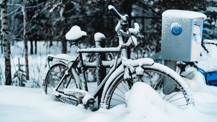 A biciklit, rollert nem érdemes a szabadban tárolni, akkor sem, ha nem esik a hó (Fotó: Unsplash/Juan Encalada)