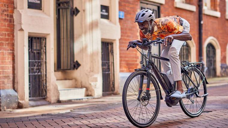 Az elektromos biciklit használók általában többet mozognak, mint a sima bringások (Fotó: Raleigh)