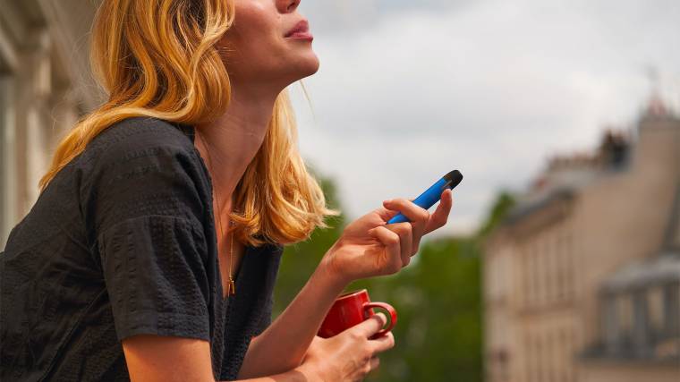 A manórúd és a hozzá hasonló eldobható e-cigik nem csak a nikotin miatt jelentenek veszélyt a környezetre (Fotó: Unsplash/Romain Blu)