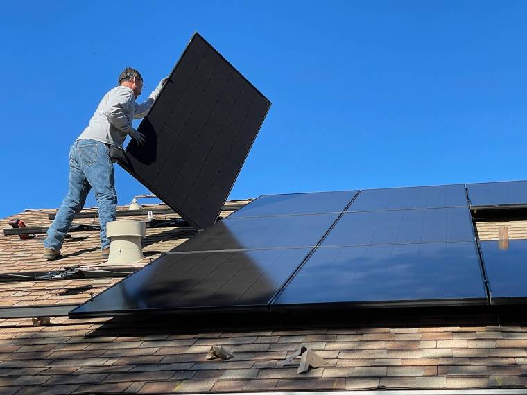 A hazai napelemeknek csak a töredéke mellé telepítenek energiatároló megoldást (Fotó: Unsplash/Bill Mead)