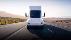 Elképesztő luxus-lakóautót csináltak a Tesla elektromos kamionjából kép