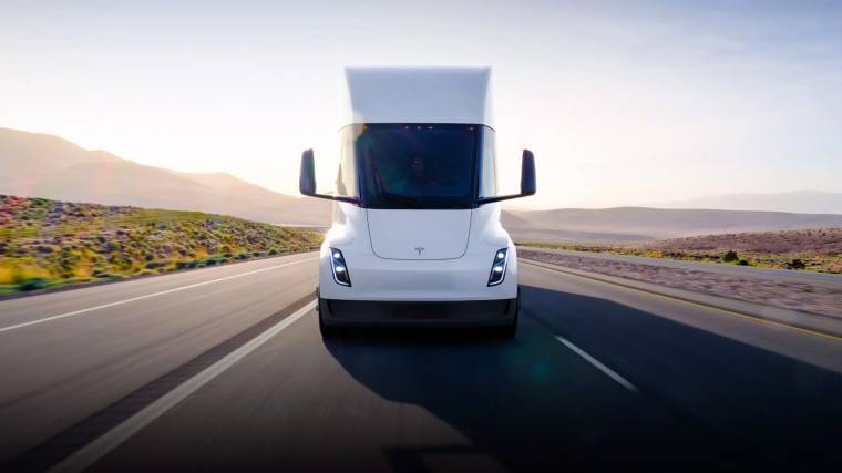 A Tesla Semi elektromos kamiontól sokan azt várják, hogy akkora forradalmat hozzon a haszongépjárművek szegmensébe, mint a cég hozott a személyautók világába (Fotó: Tesla)
