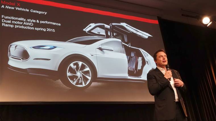 Elon Musk a Tesla Model X-ről beszél egy rendezvényen (Fotó: Wikipedia)