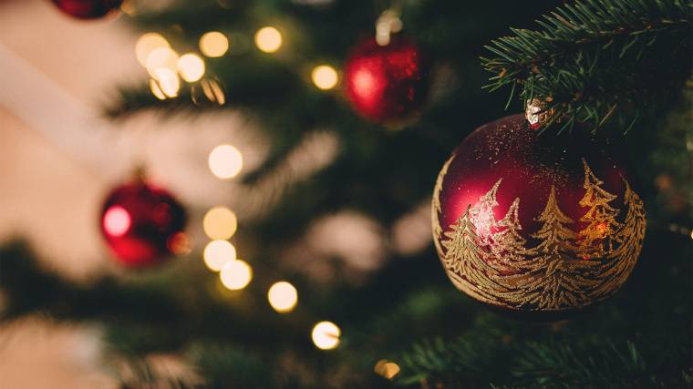 A karácsonyfa díszeit nem kell évente lecserélni, de használhatsz természetes alapú díszeket is (Fotó: Unsplash/freestocks)
