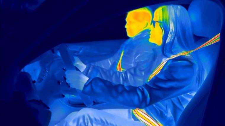 Thermal imaging shows the effectiveness of the heated seat belt, although the passenger in the puffer jacket is using it incorrectly (Photo: ZF)